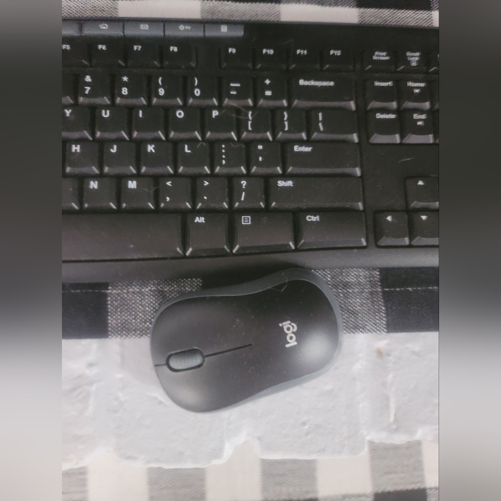 Logitech Black Wireless Keyboard and Mouse Set - Picture 2 of 3